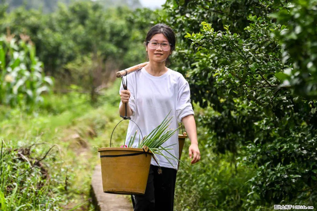 全网追的“扁担女孩”,找了一份暑假工,时薪12元 - 张掖生活资讯 - 张掖28生活网 zhangye.28life.com