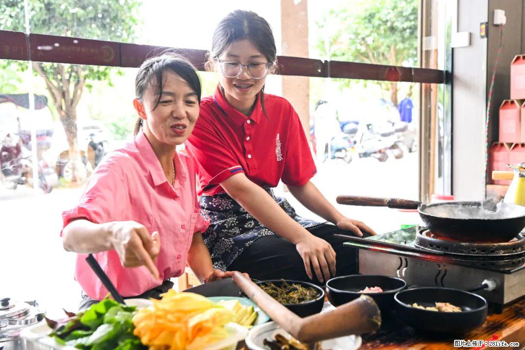 全网追的“扁担女孩”,找了一份暑假工,时薪12元 - 张掖生活资讯 - 张掖28生活网 zhangye.28life.com