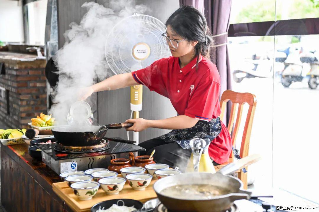 全网追的“扁担女孩”,找了一份暑假工,时薪12元 - 张掖生活资讯 - 张掖28生活网 zhangye.28life.com